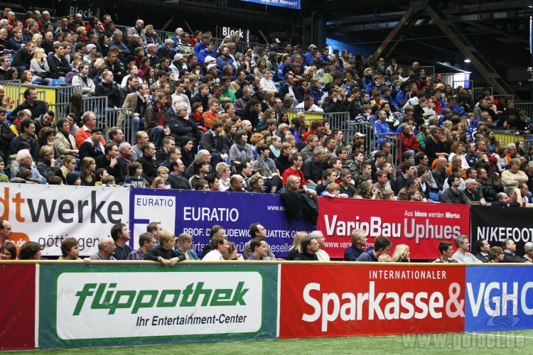 ist vor dem Turnier! Bereits am Dienstag legten die Organisatoren des Lokhallenturniers den Termin für die Auflage 2012 fest: Das 23. Internationale U19-Hallenturnier wird vom 5. bis 8.Januar 2012 in der Göttinger Lokhalle ausgetragen.<p>
Die ersten Einl