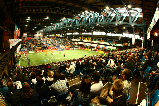 Bis zum letzten Spiel hielt die Spannung am Sonntag Vormittag bei der Zwischenrunde zum Sparkasse & VGH CUP 2012. In jeder der fünf Vorrundengruppen war vor dem letzten Spiel nicht klar, welche der Mannschaften den Sprung in die K.O.-Spiele am Nachmittag 