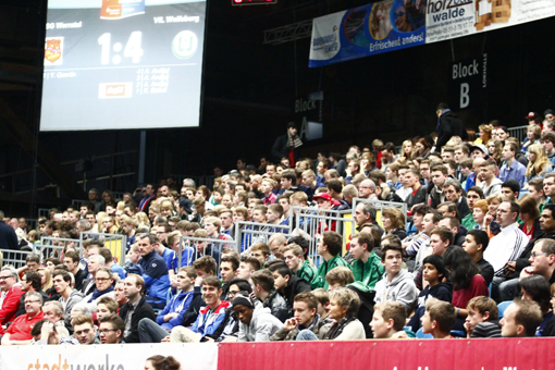 Vor nahezu vollbesetzten Rängen und damit 2.450 Zuschauern startete der erste Abend des Sparkasse & VGH CUP 2013. In den meisten Fällen setzten sich die Favoriten gegen die regionalen Mannschaften durch. 

Die Überraschung des ersten Abends gelang der b