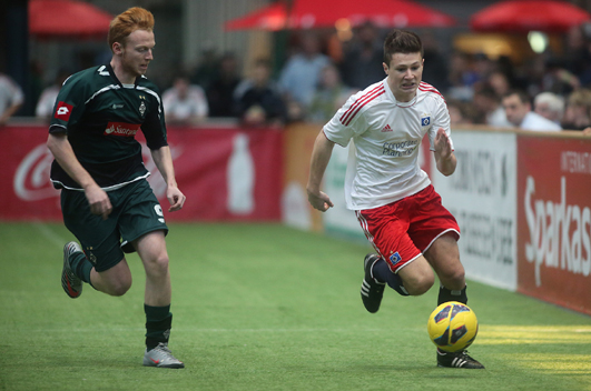 Am Samstag waren alle Mannschaften des 24.Internationalen U19 - Hallenturniers um den Sparkasse & VGH CUP 2013 im Einsatz. In allen vier Vorrundengruppen fielen die Entscheidung über die Teilnehmer an der Zwischenrunde. Sie finden diese unter dem Link "Sp