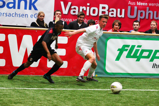 Die erste Entscheidung am dritten Tag des Sparkasse & VGH CUP 2012 betraf den begehrten Gruppenplatz 4 in der TSN-Beton Gruppe. Der TSV Seulingen verspielte mit einem 1:3 gegen die bereits ausgeschiedene JSG Schoningen/Bollensen/Weser den bereits sicher g